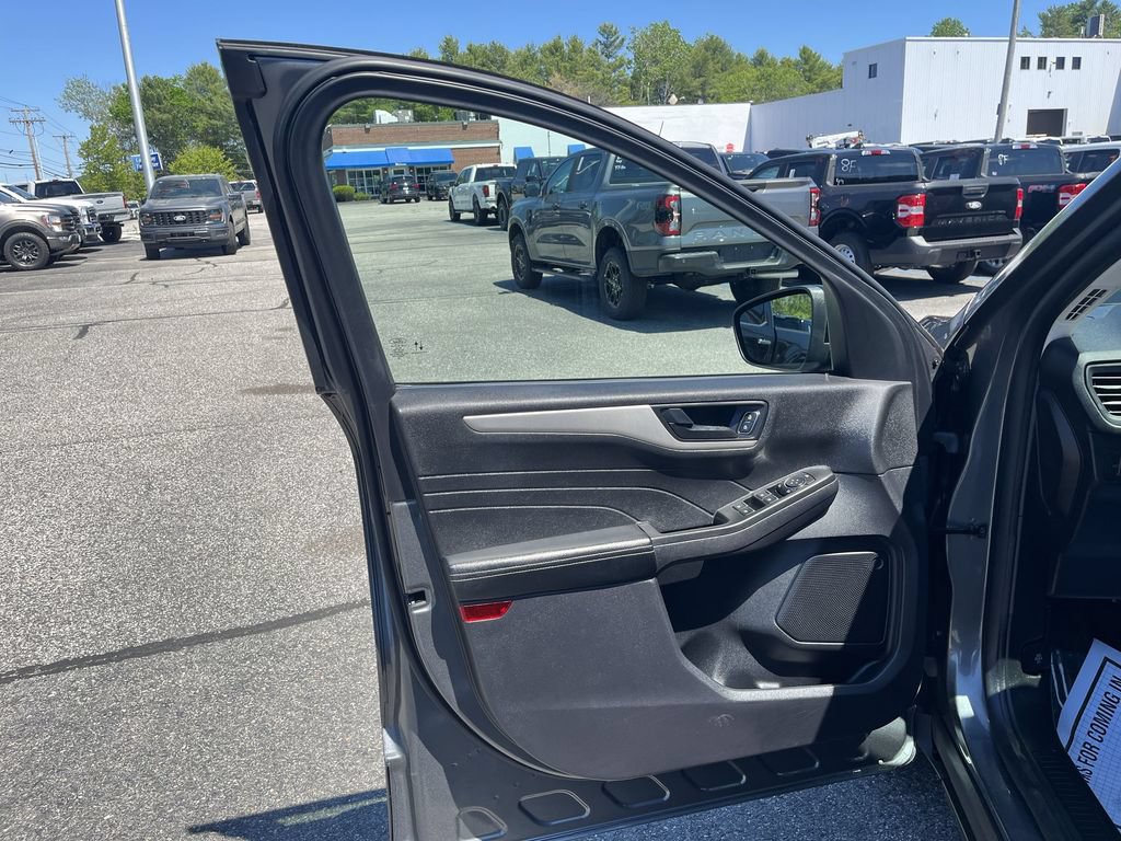 Certified 2022 Ford Escape SE w/ SE Sport Appearance Package AWD/4WD image 5