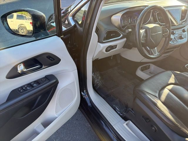 Used 2020 Chrysler Pacifica Touring-L w/ Advanced Safetytec Group FWD image 6