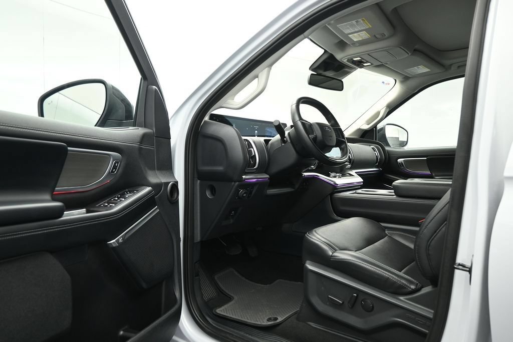 Certified 2025 Ford Expedition Platinum AWD/4WD image 7
