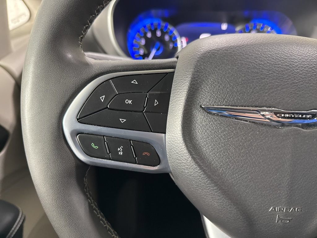 Used 2024 Chrysler Pacifica Touring-L FWD image 21