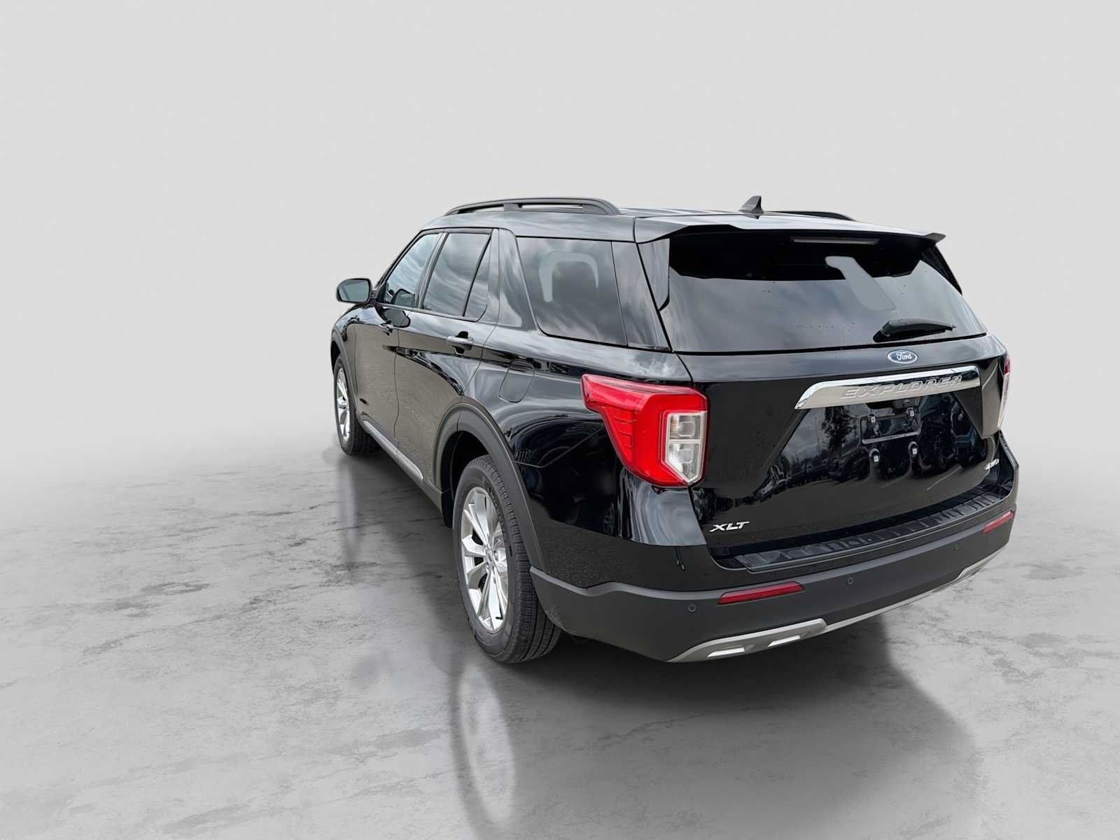 Certified 2024 Ford Explorer XLT w/ Equipment Group 202A AWD/4WD image 4