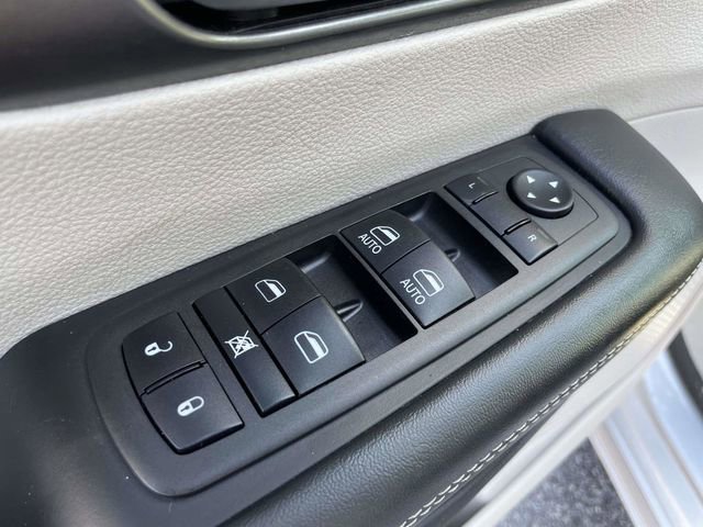 Used 2024 Chrysler Pacifica Touring-L image 17