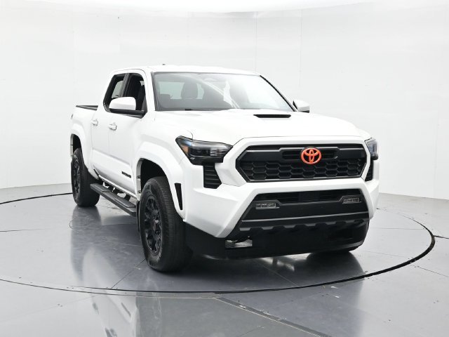 Used 2025 Toyota Tacoma TRD Sport AWD/4WD image 4