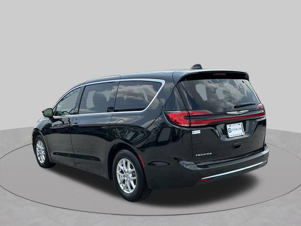 Used 2023 Chrysler Pacifica Touring-L FWD image 7