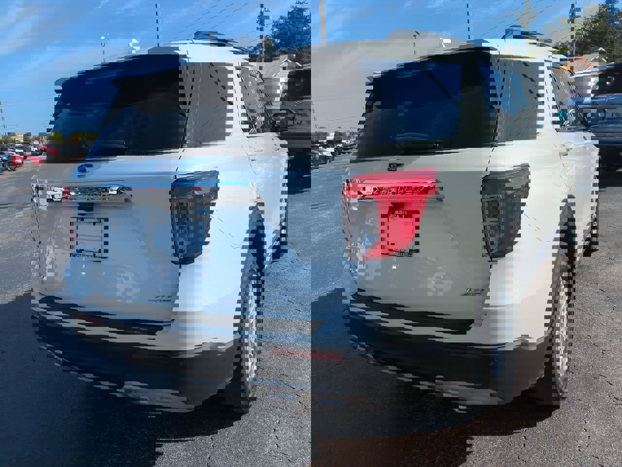 Certified 2022 Ford Explorer XLT w/ Equipment Group 202A image 5