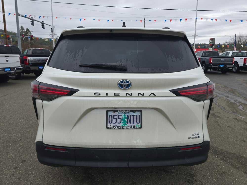 Used 2021 Toyota Sienna XLE image 4