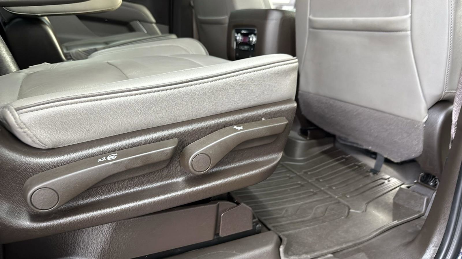 Used 2022 GMC Yukon XL SLT w/ SLT Luxury Package image 26