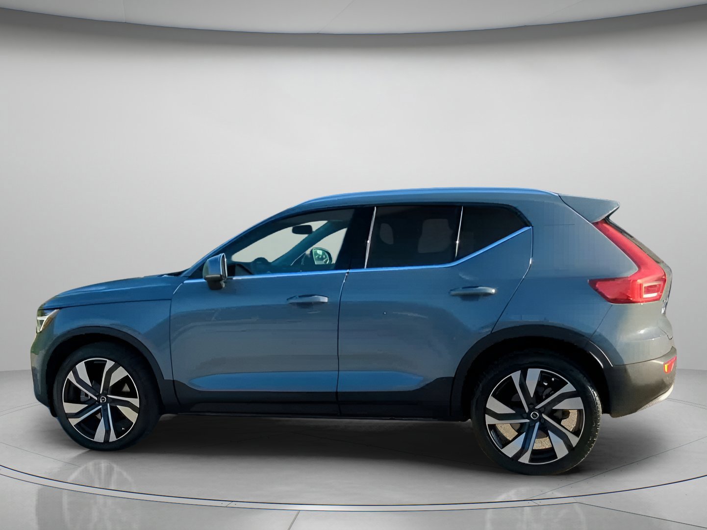 Used 2023 Volvo XC40 B5 Plus w/ Protection Package Premier image 9