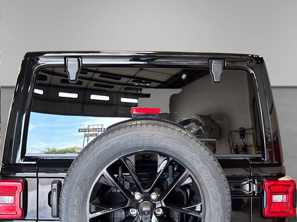 Used 2022 Jeep Wrangler Unlimited Sahara w/ Cold Weather Group AWD/4WD image 17