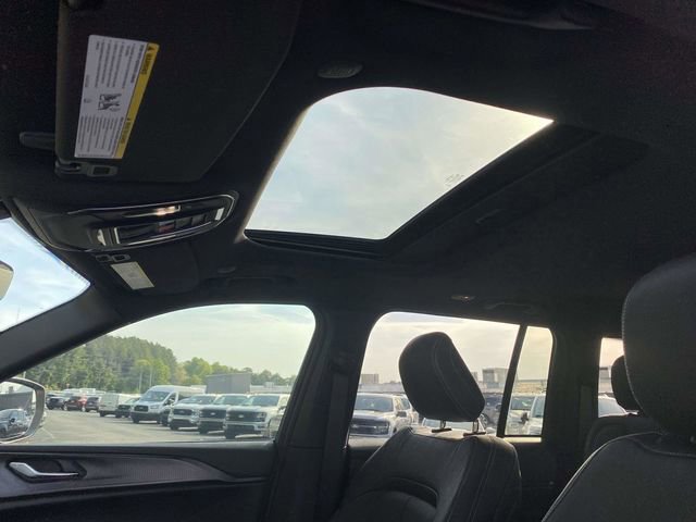 Used 2025 Jeep Grand Cherokee Laredo X w/ Luxury Tech Group I image 17