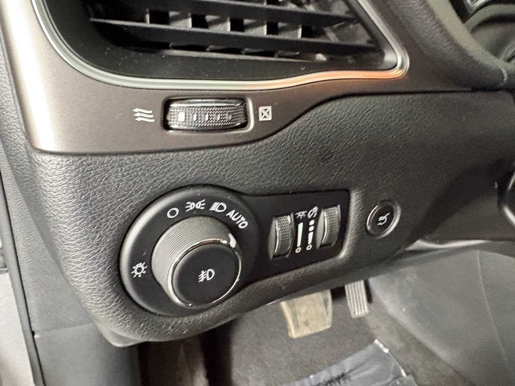 Used 2021 Jeep Cherokee Latitude Lux w/ Comfort/Convenience Group AWD/4WD image 14