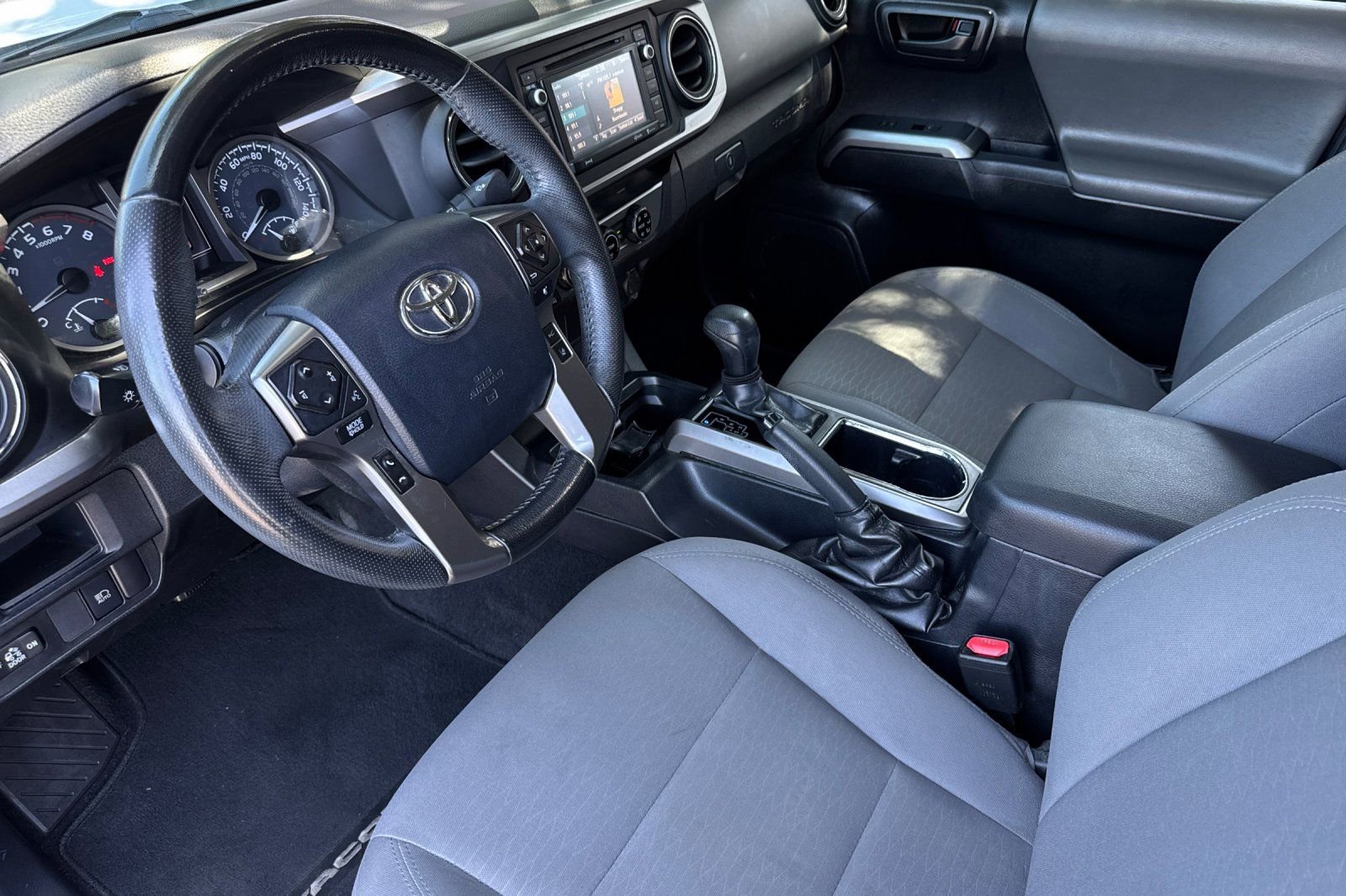 Used 2018 Toyota Tacoma SR5 RWD image 3