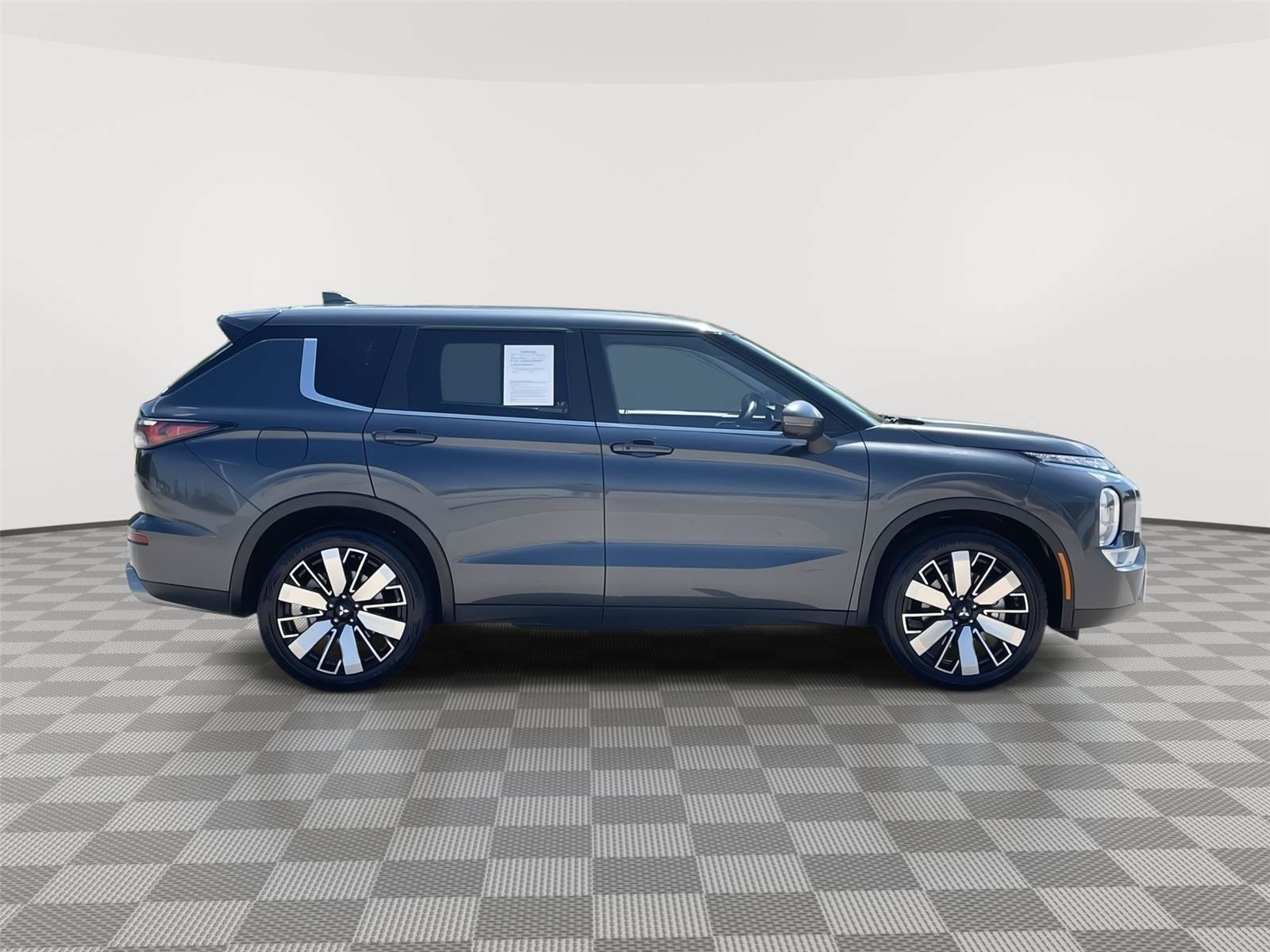 Used 2025 Mitsubishi Outlander SE FWD image 6