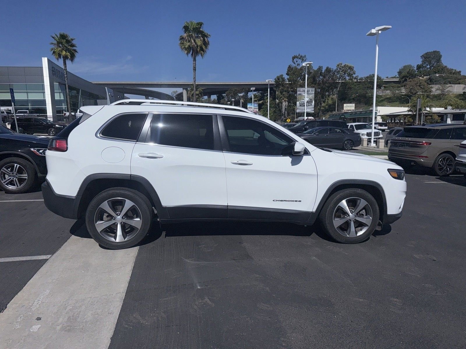 Used 2020 Jeep Cherokee Limited image 11