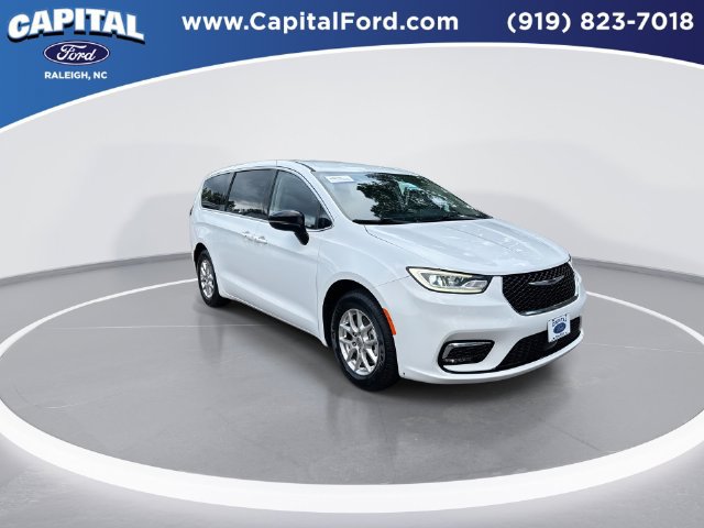 Used 2025 Chrysler Pacifica Select FWD image 2
