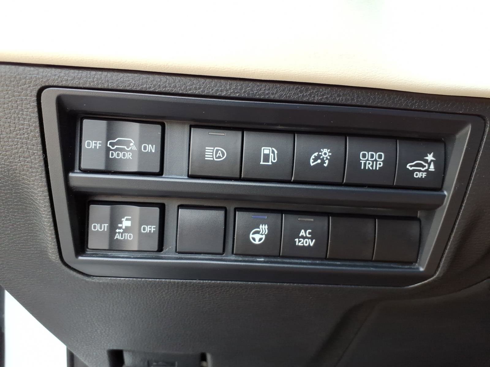 Used 2023 Toyota Sequoia Capstone AWD/4WD image 18