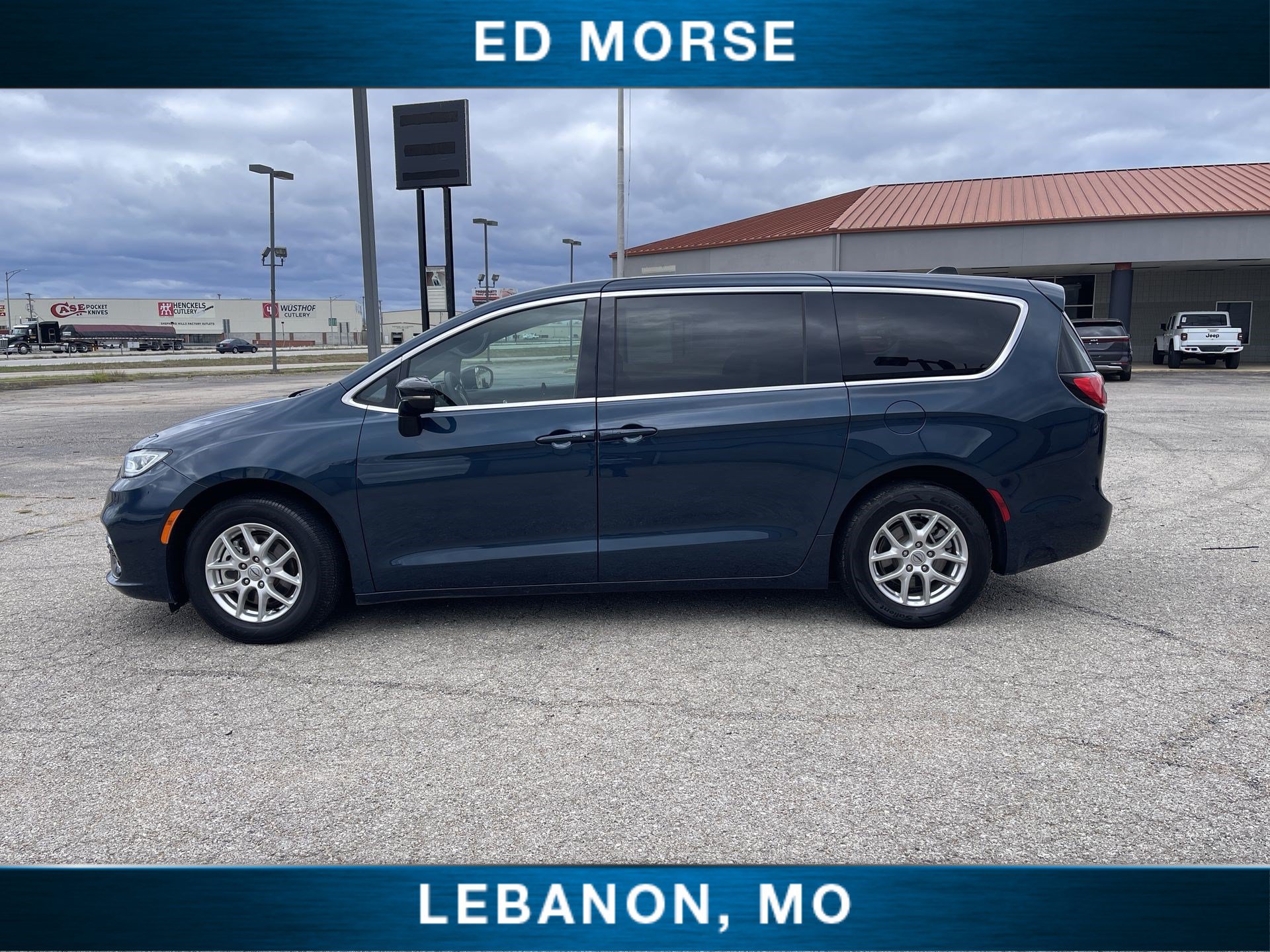 Used 2025 Chrysler Pacifica Select FWD image 5