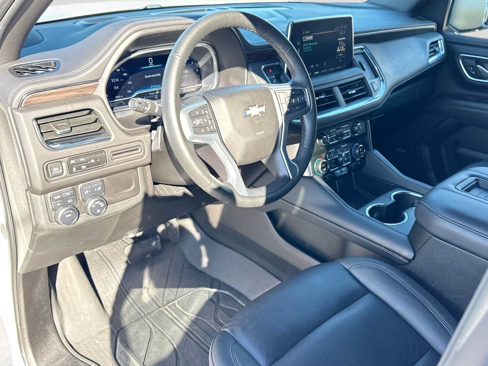 Used 2024 Chevrolet Suburban LT w/ Luxury Package AWD/4WD image 2