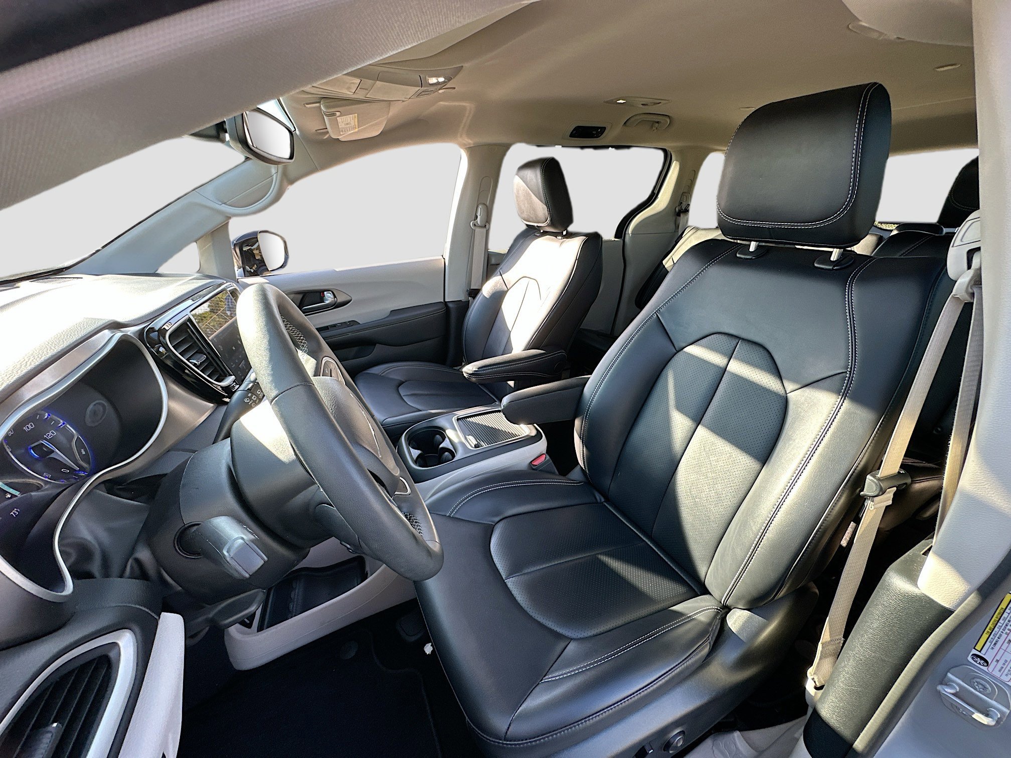 Used 2024 Chrysler Pacifica Touring-L image 19