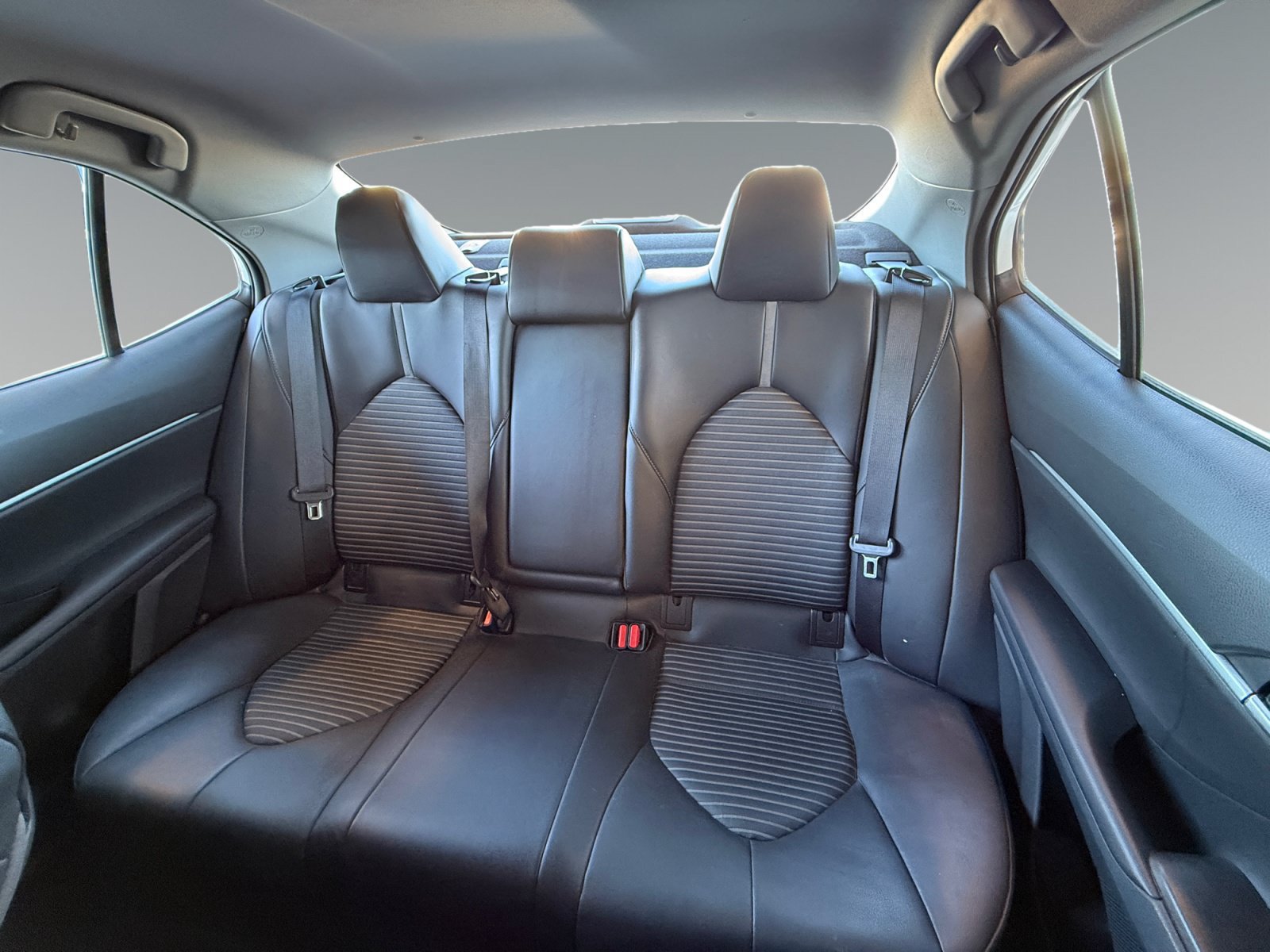 Used 2022 Toyota Camry SE w/ Carpet Mat Package (TMS) FWD image 18