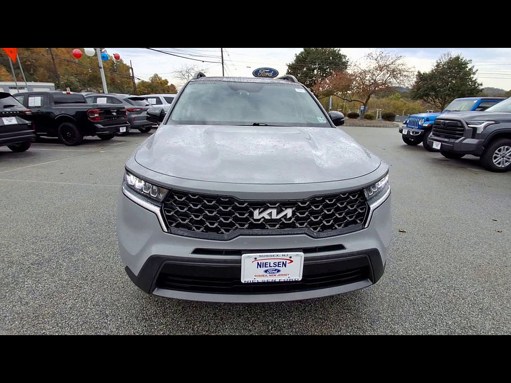 Used 2023 Kia Sorento S w/ Panoramic Sunroof Package AWD/4WD image 3