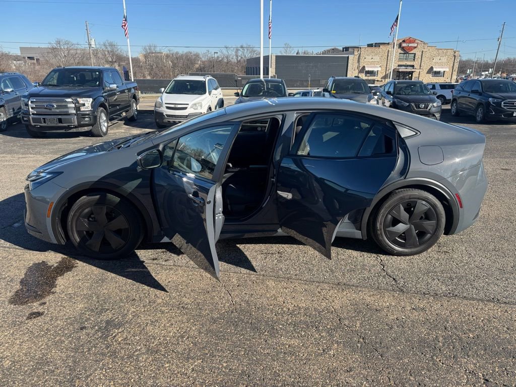 Used 2025 Toyota Prius LE image 8