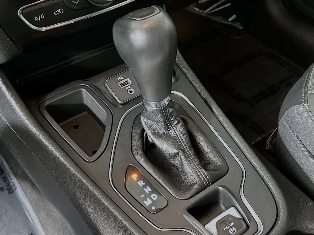 Used 2021 Jeep Cherokee Latitude Lux w/ Comfort/Convenience Group FWD image 19