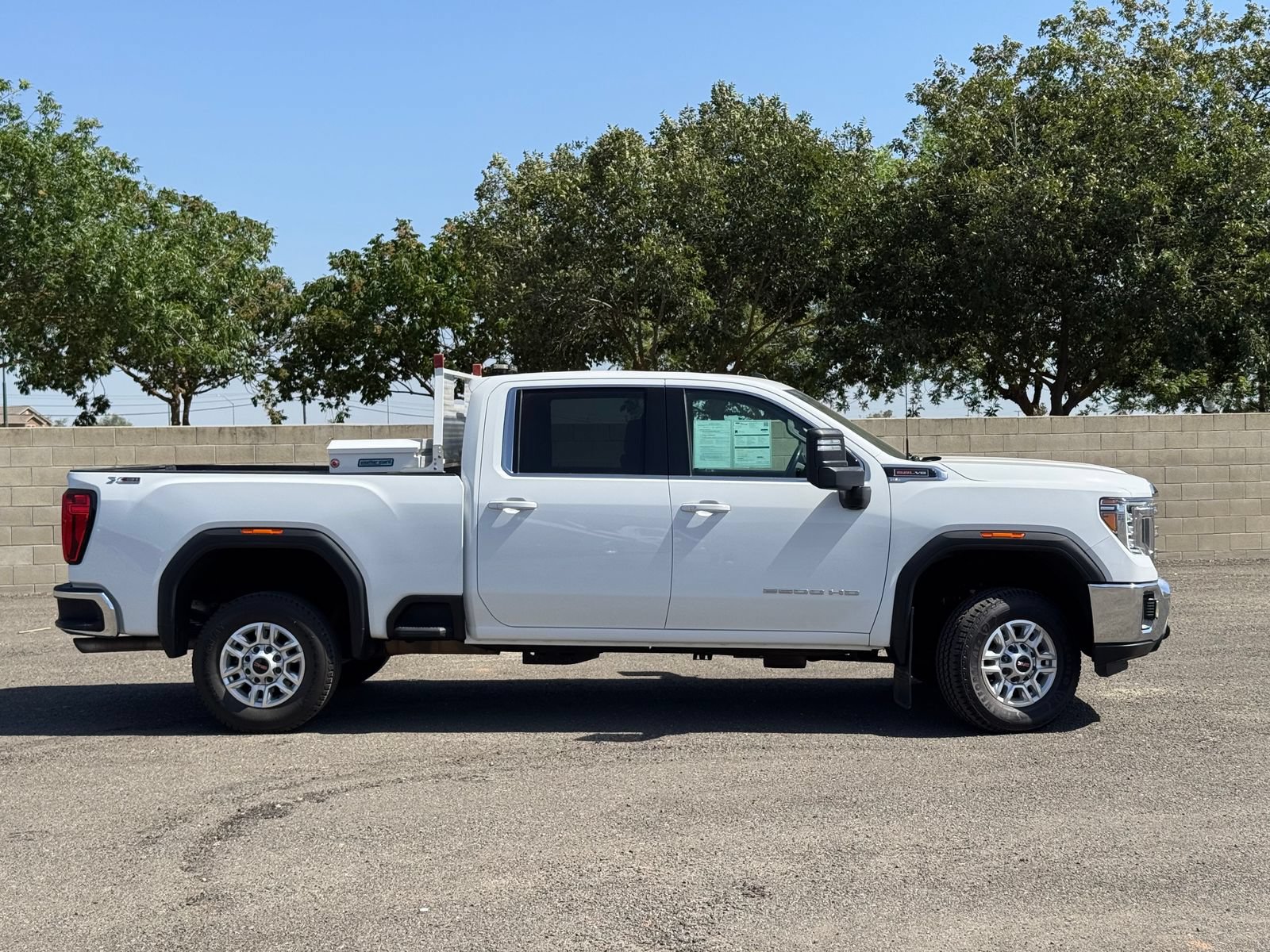 Used 2022 GMC Sierra 2500 SLE w/ SLE Convenience Package AWD/4WD image 2