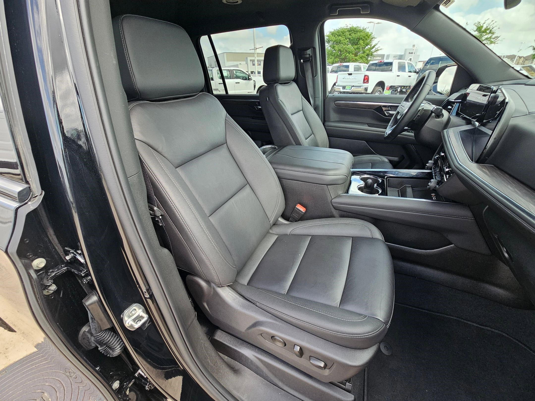 Used 2025 Chevrolet Suburban Z71 AWD/4WD image 32