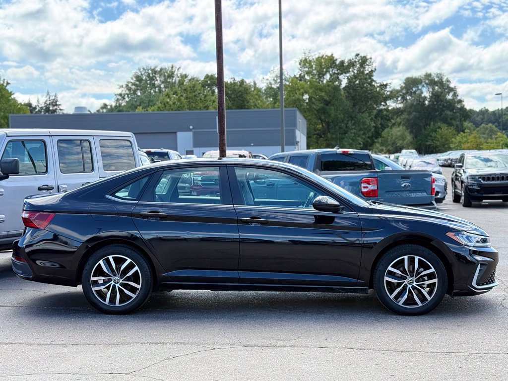 Used 2025 Volkswagen Jetta SE FWD image 26