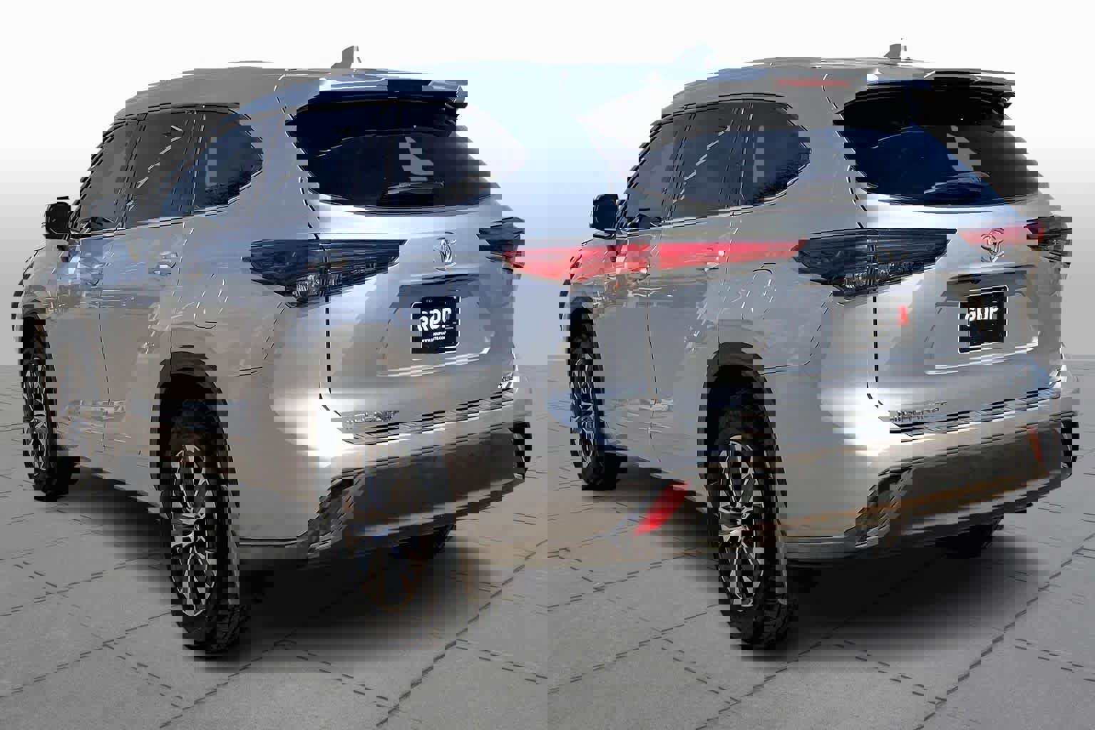 Used 2022 Toyota Highlander XLE image 4