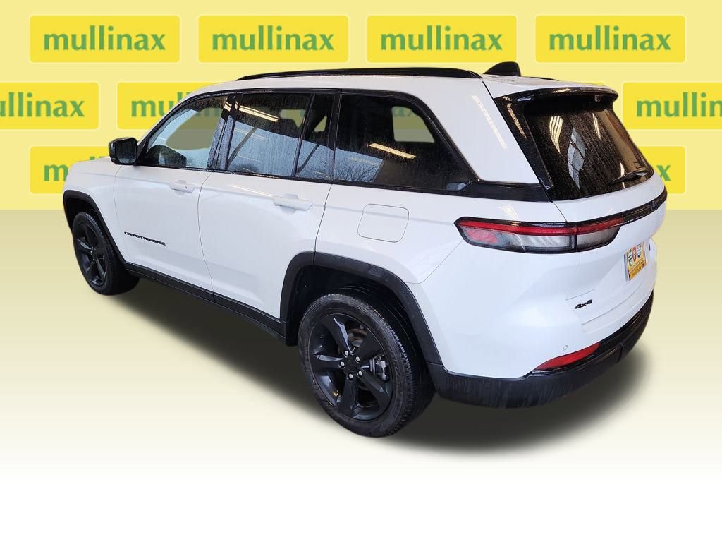 Used 2023 Jeep Grand Cherokee Limited w/ Luxury Tech Group II image 11
