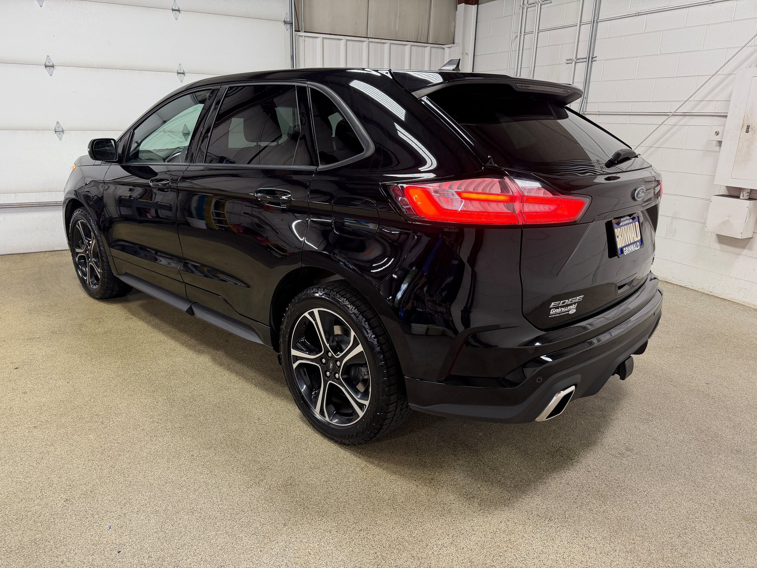 Certified 2020 Ford Edge ST w/ Cold Weather Package AWD/4WD image 8