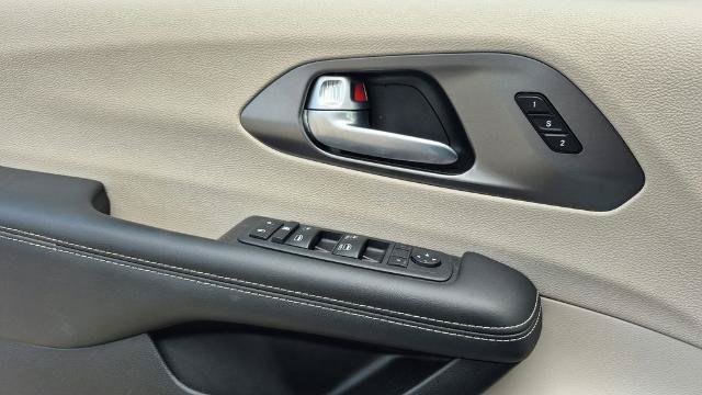 Used 2024 Chrysler Pacifica Touring-L FWD image 23