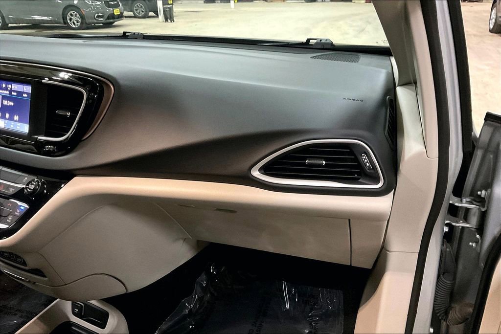 Used 2024 Chrysler Voyager LX image 15