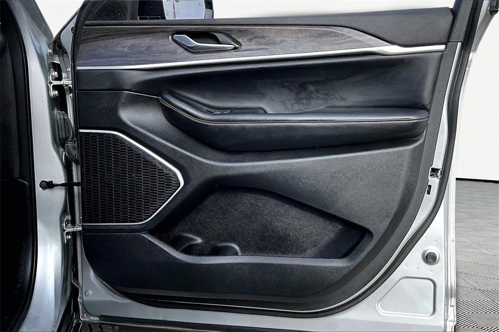 Used 2022 Jeep Grand Cherokee L Limited image 24