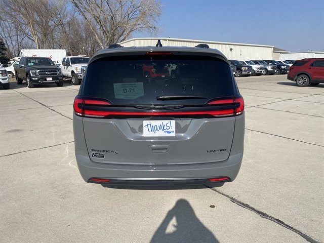 Used 2025 Chrysler Pacifica Limited FWD image 16