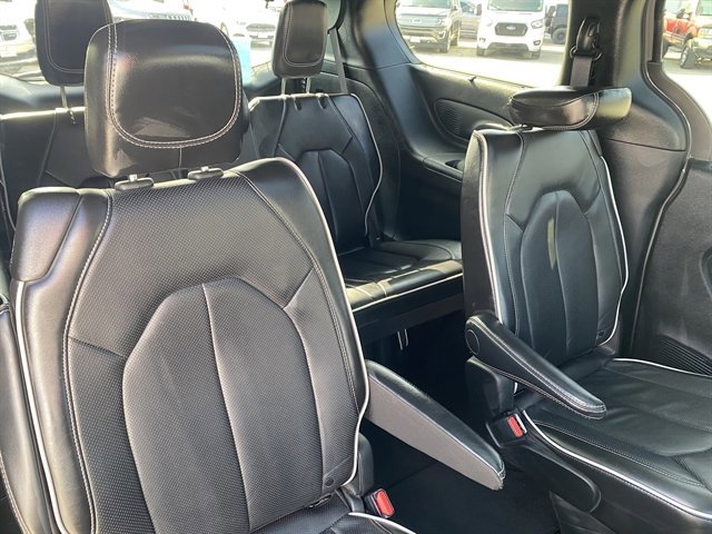 Used 2025 Chrysler Pacifica Limited image 16