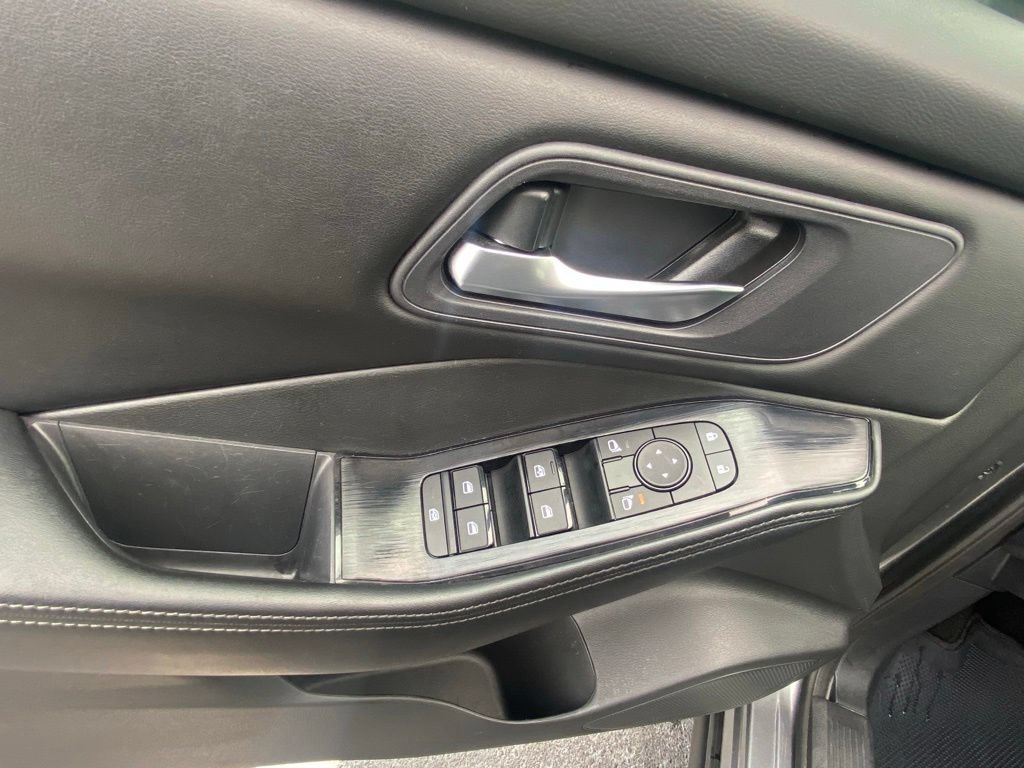 Used 2024 Nissan Rogue SV FWD image 11
