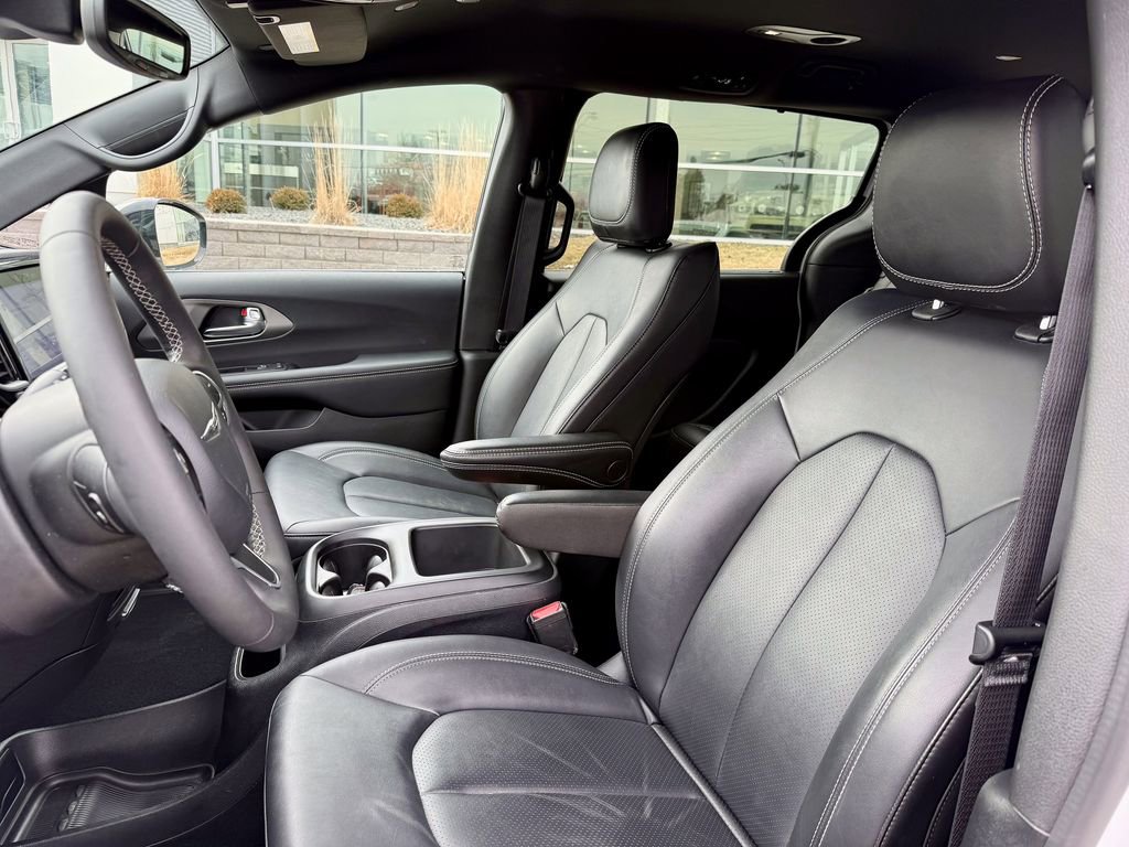 Used 2025 Chrysler Pacifica Select image 10