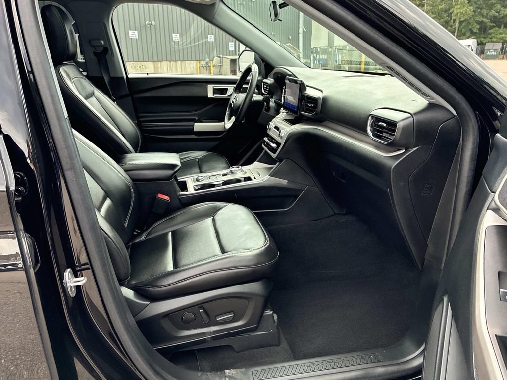 Certified 2023 Ford Explorer XLT w/ Equipment Group 202A AWD/4WD image 9