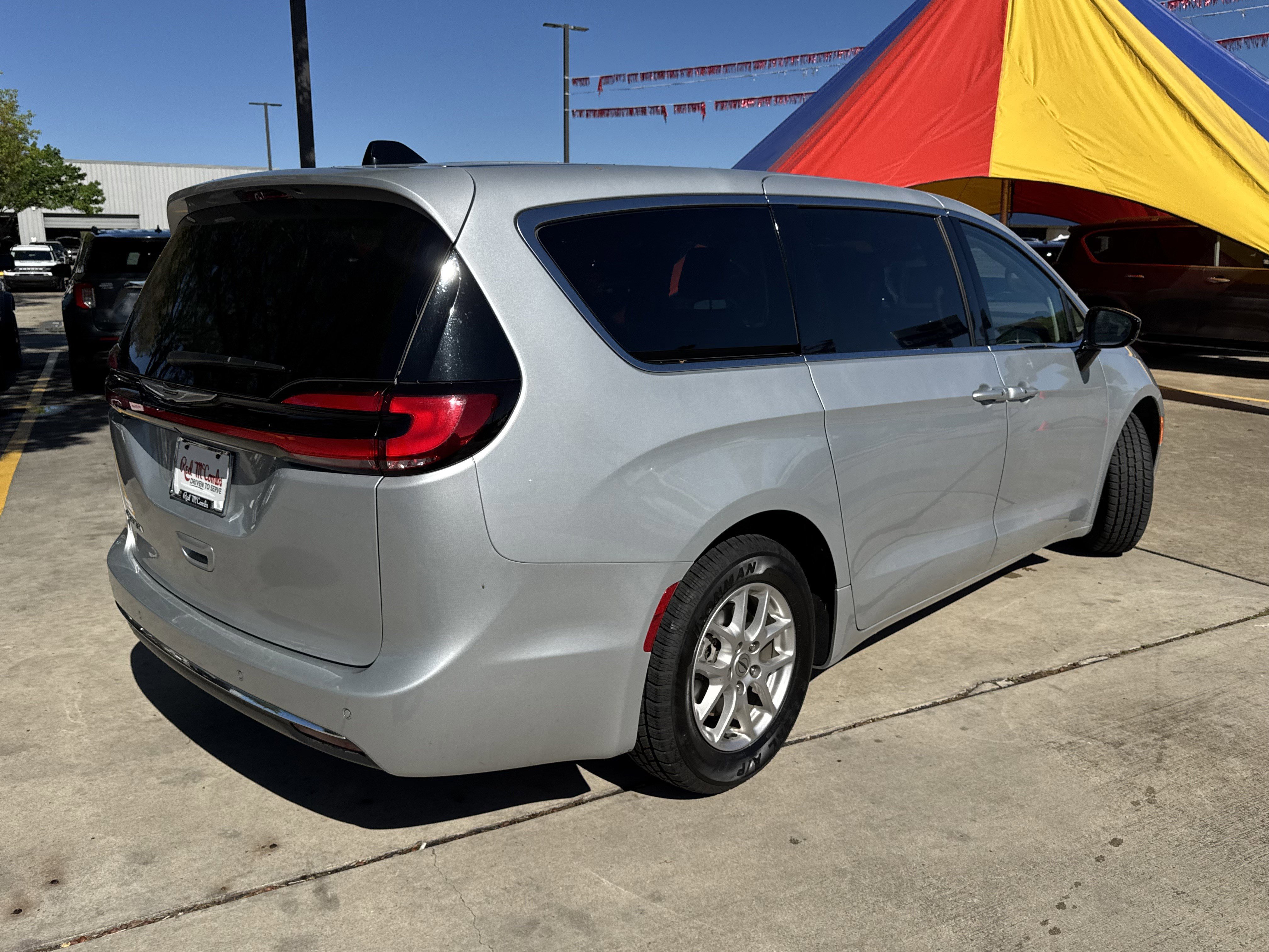 Used 2024 Chrysler Pacifica Touring-L image 4
