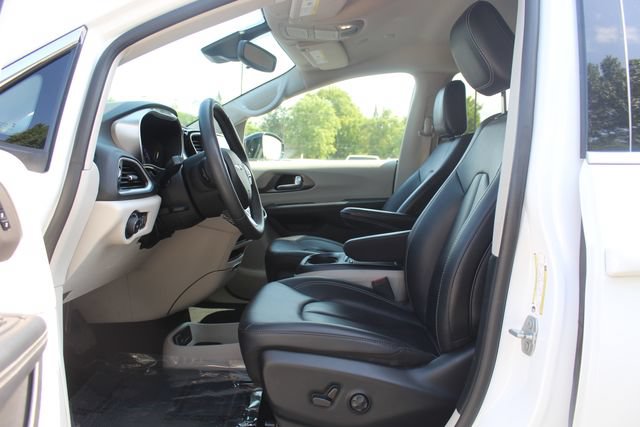 Used 2024 Chrysler Pacifica Touring-L FWD image 25
