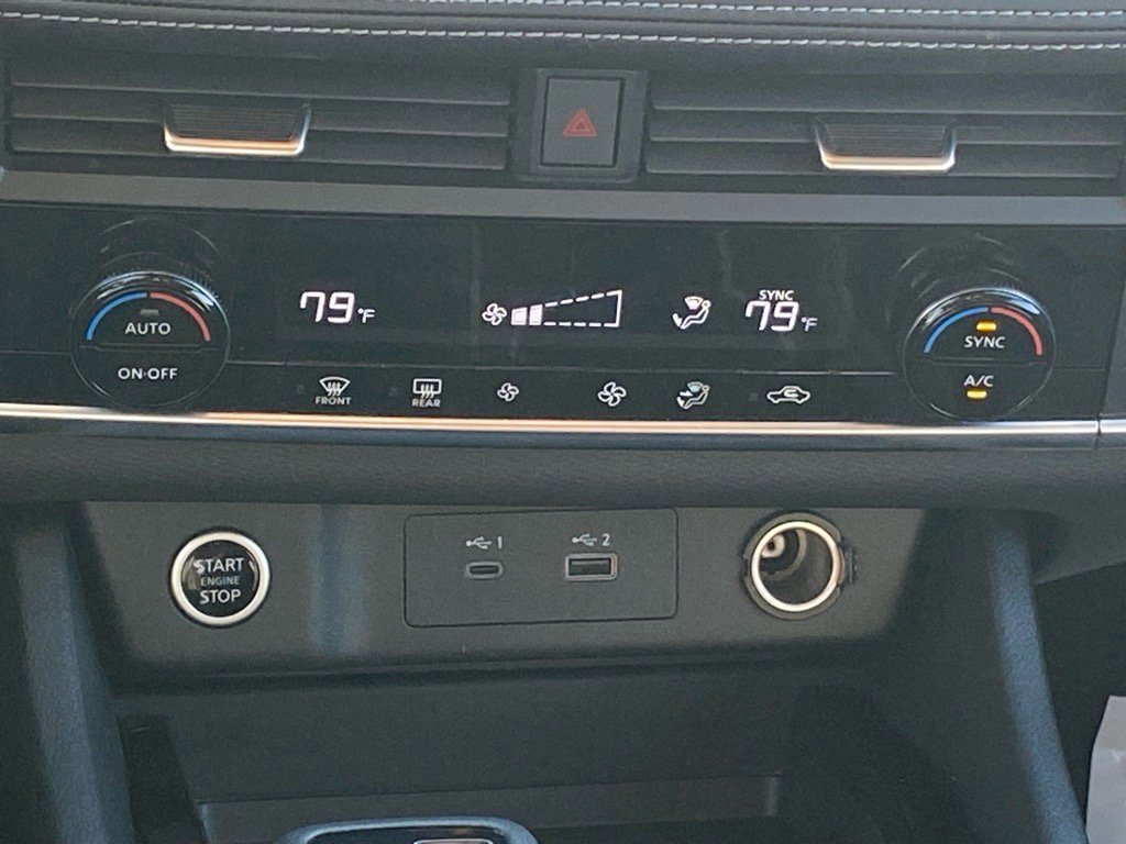 Used 2023 Nissan Rogue SV image 11