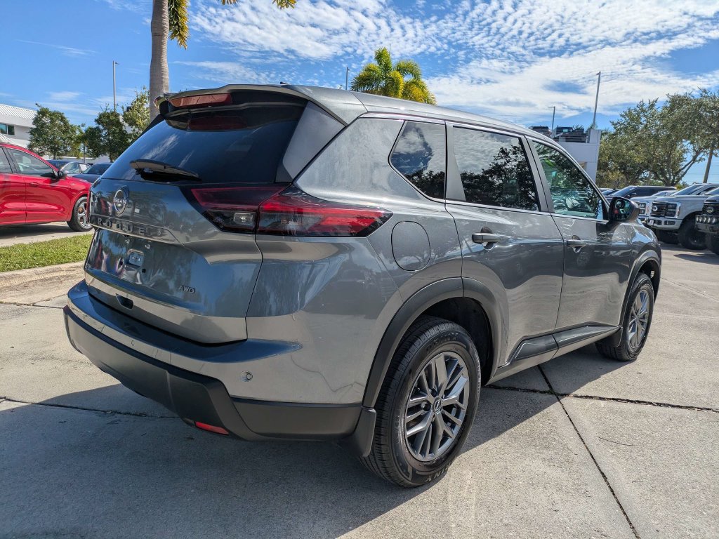 Used 2025 Nissan Rogue S AWD/4WD image 4