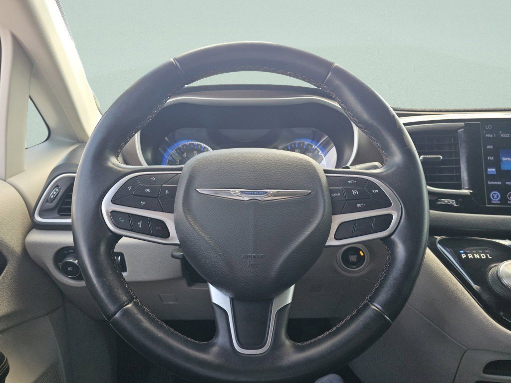 Used 2017 Chrysler Pacifica Touring-L FWD image 28