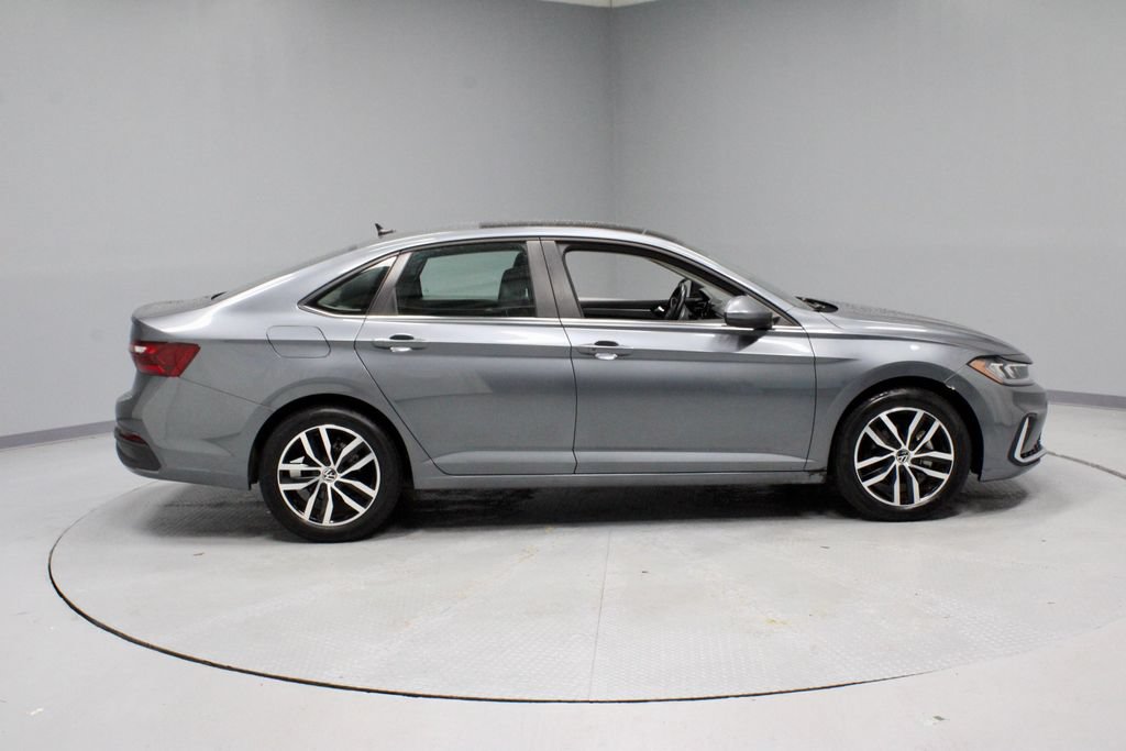 Used 2025 Volkswagen Jetta SE FWD image 11