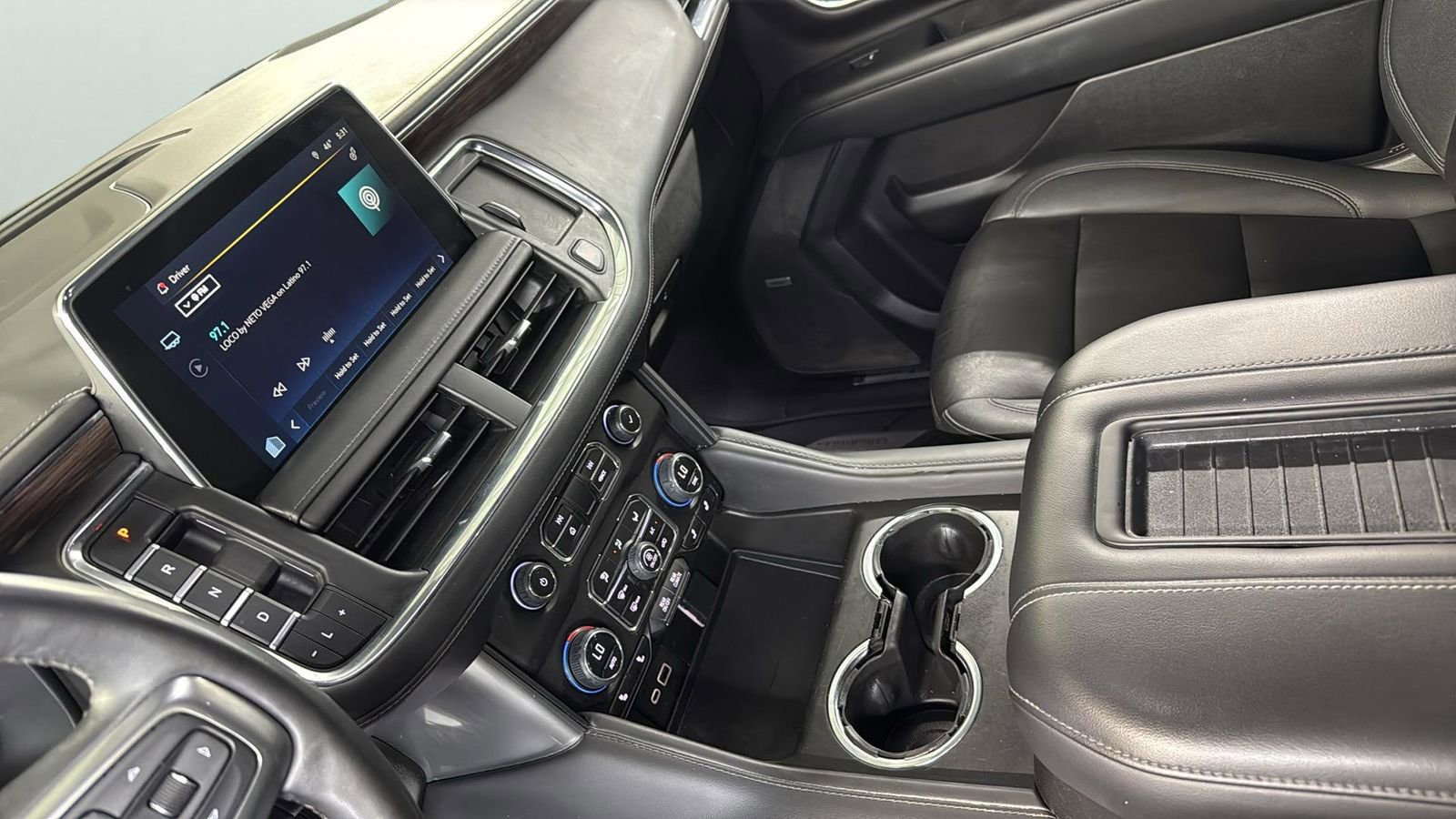 Used 2023 Chevrolet Suburban Z71 w/ Luxury Package image 21