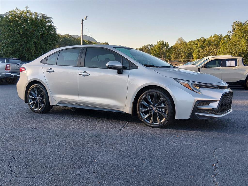 Used 2025 Toyota Corolla SE FWD image 2