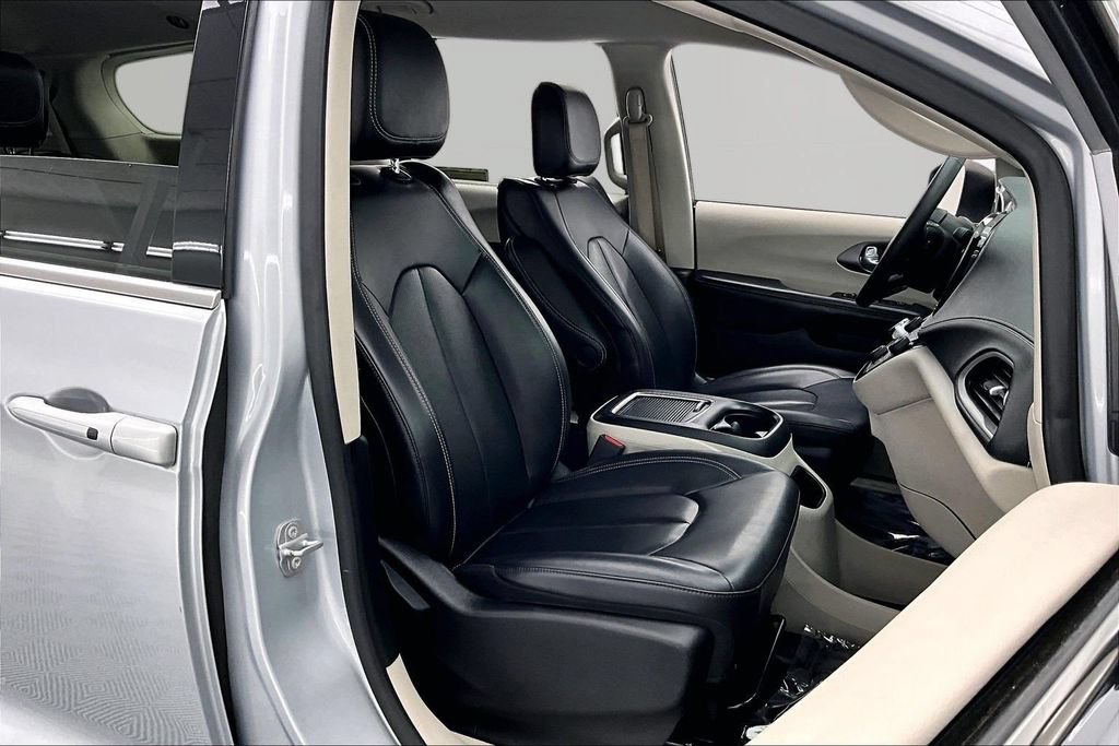 Used 2023 Chrysler Pacifica Touring-L FWD image 7